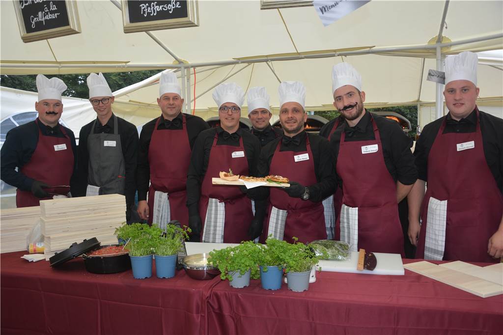 Heiße Premiere für Familie Kondring beim Alstätter Barbeque-Festival Die Sieger des Wettbewerbs ist das Team "Alstätter Grillfieber and Friends".