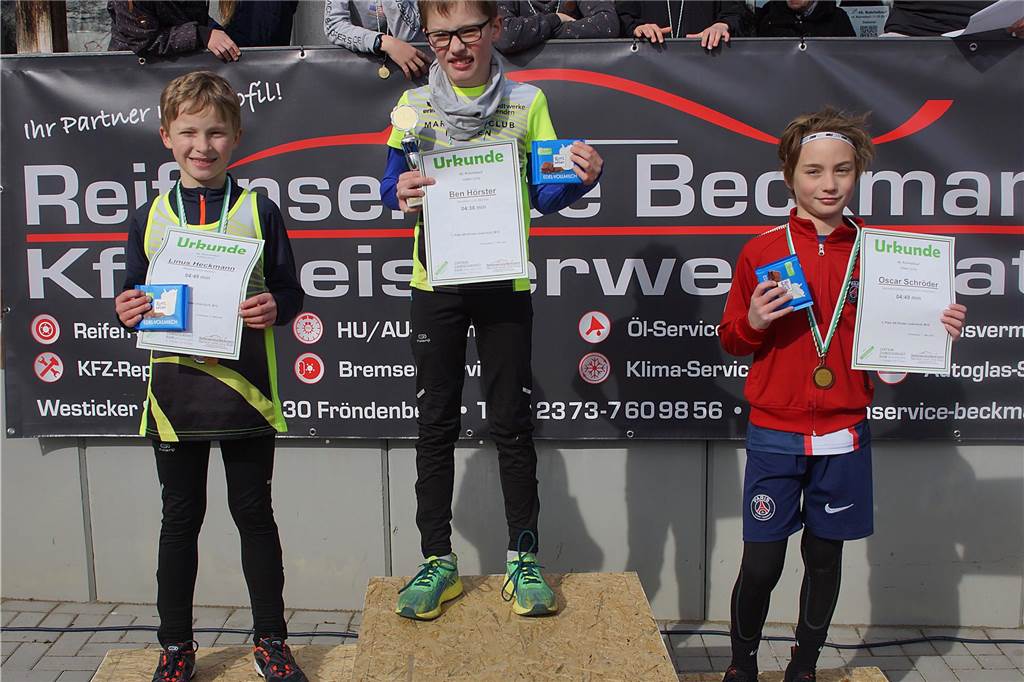 Siegerehrung 1200 m Lauf M10/männlich; v.li.: Zweiter Linus Heckmann (MC Menden), Sieger Ben Hörster (MC Menden) und Dritter Oscar Schröder (Gemeinschaftsgrundschule)