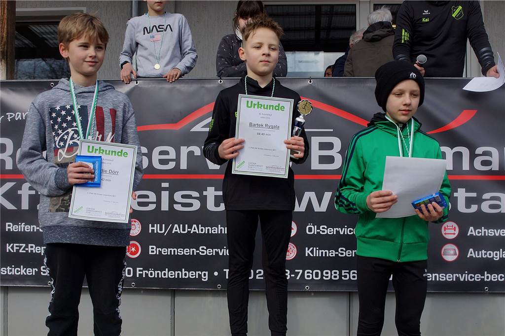 Siegerehrung 1200 m Lauf M11/männlich; v.li.: Zweiter Charlie Dörr (Sonnenbergschule), Sieger Bartek Rygala (Overbergschule) und Dritter Mitja Rautert (VfL Fröndenberg)