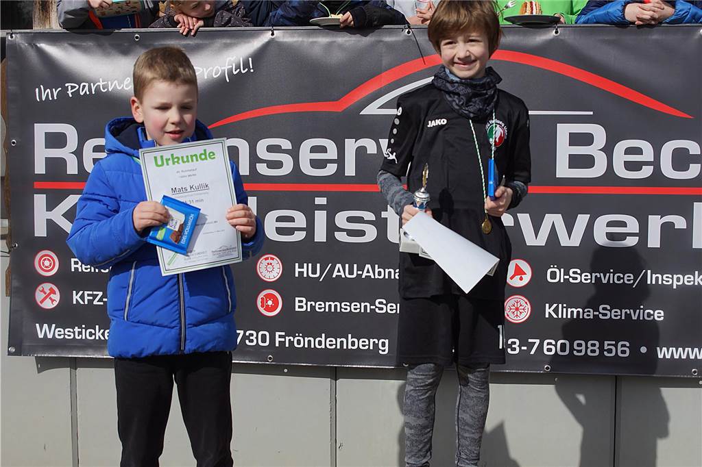 Siegerehrung 1200 m Lauf M8/männlich; v.li.: Zweiter Mats Kullik (Overbergschule) und Sieger Mattis Haverkamp (Lauf Team Unna)