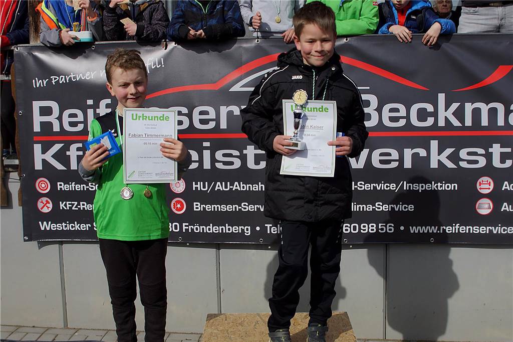 Siegerehrung 1200 m Lauf M9/männlich; v.li.: Zweiter Fabian Timmermann (Overbergschule) und Sieger Robin Kaiser (Overbergschule)