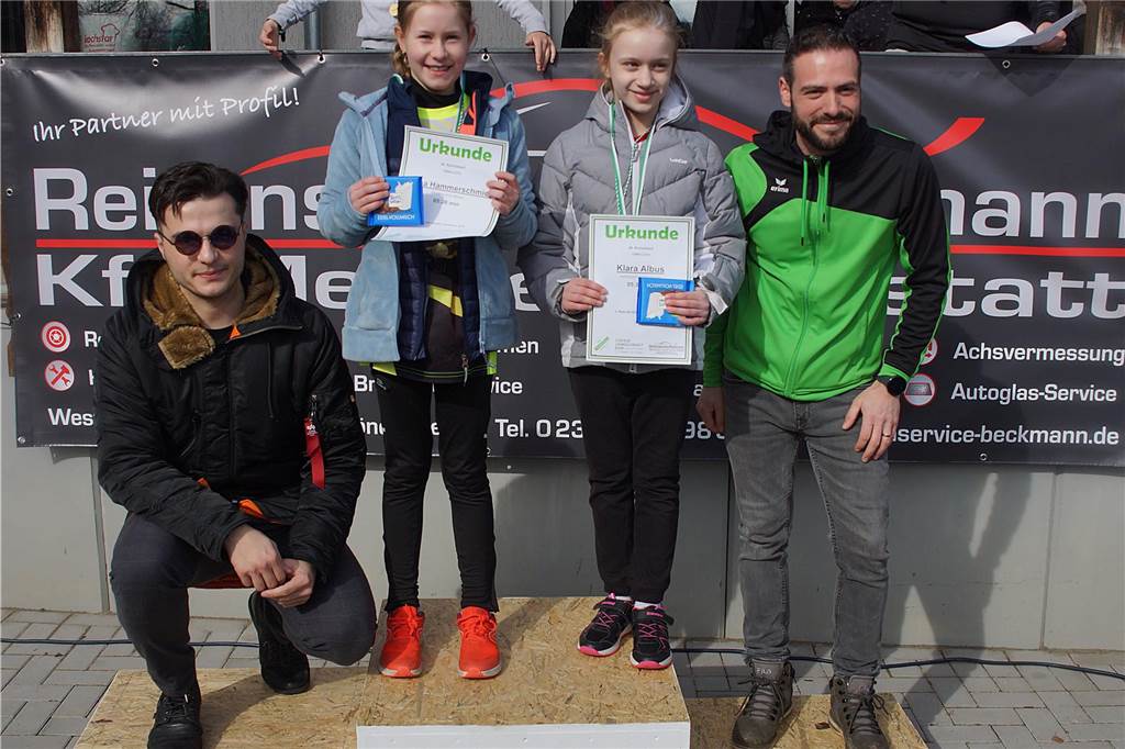 Siegerehrung 1200 m Lauf W10/weiblich; v.li.: Aerber Aliu, Zweite Luisa Hammerschmidt (MC Menden), Dritte Klara Albus (Overbergschule) und Franceso Camonita
