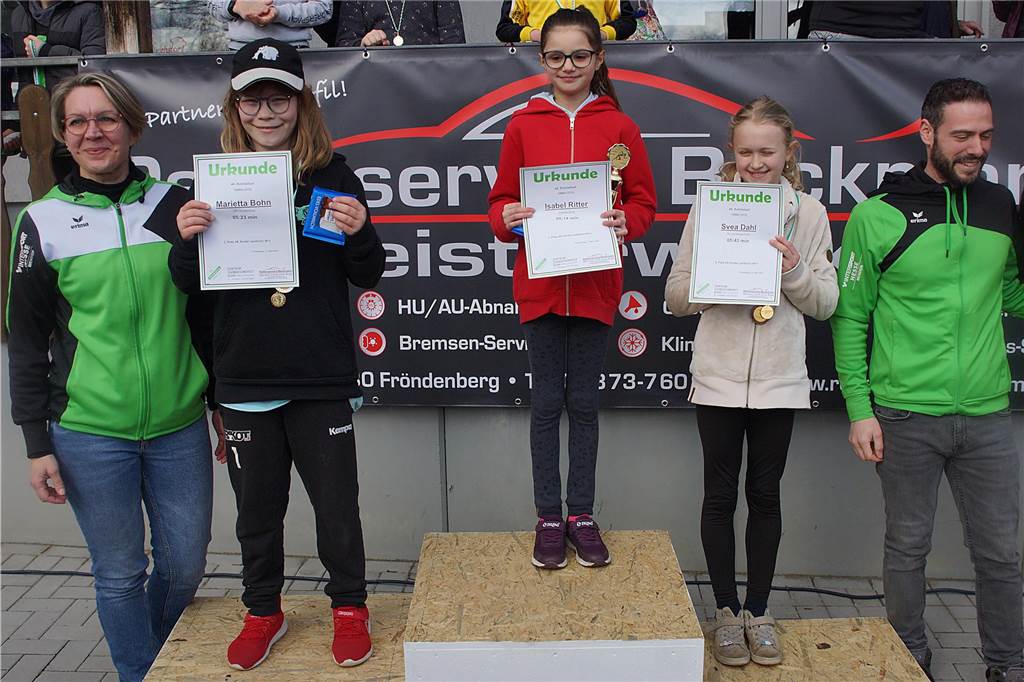 Siegerehrung 1200 m Lauf W11/weiblich; v.li.: Iris Hohmeyer (VfL Fröndenberg), Zweite Marietta Bohn (VfL Fröndenberg), Siegerin Isabell Roitter (Fröndenberg) Dritte Svea Dahl (Sonnenbergschule) und Francesco Camoinita (VfL Fröndenberg)