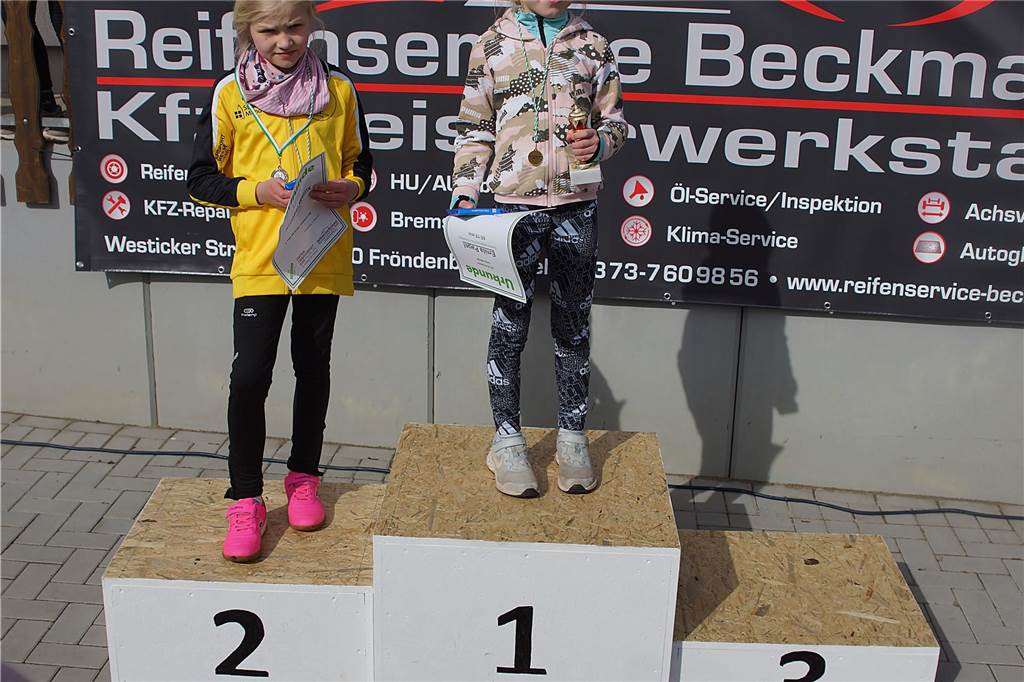 Siegerehrung 1200 m Lauf W8/weiblich; v.li.: Zweite Annabel Werny (MC Menden) und Siegerin Emila Pagel (Gemeinschaftsgrundschule)