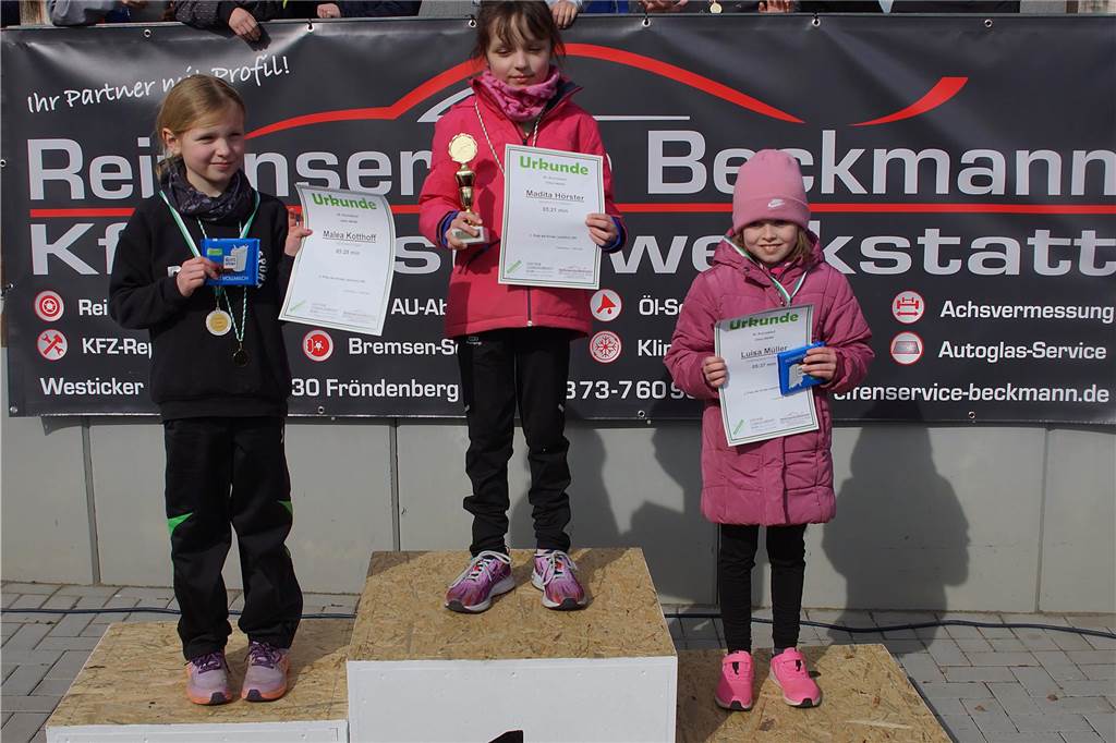 Siegerehrung 1200 m Lauf W9/weiblich; v.li.: Zweite Malea Kotthoff (SG Eintr. Ergste), Siegerin Madita Hörster (MC Menden) und die Dritte Luisa Müller (Overbergschule)
