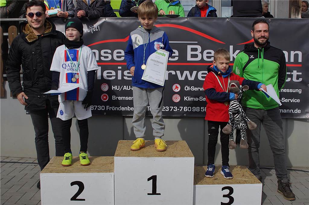 Siegerehrung 800 m Lauf M7/männlich; v.li.: Arber Aliu, Nico Bonnekoh (Overbergschule), Joscha Stammer (Sonnenbergschule), Miko Schwarz (Overbergschule) und VfL-Voirs., Francesco Camonita