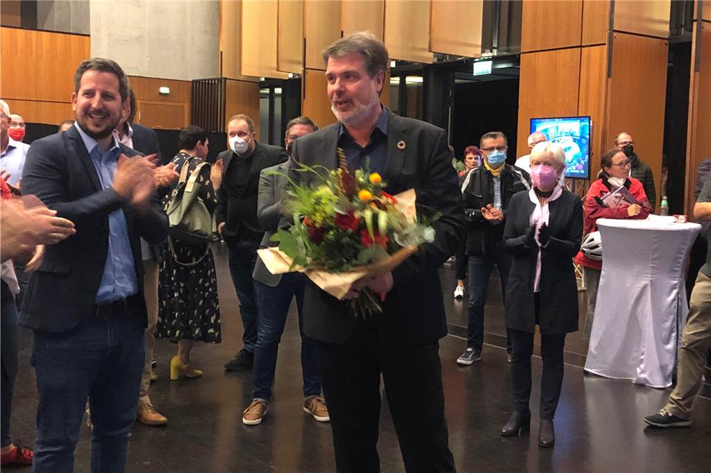 Wahl: Lünen bleibt rot, AfD stärker im Süden, Grüne punkten im Norden Siegerfoto und Blumen am Wahlabend im Kurhaus in Hamm. Michael Thews bleibt für weitere vier Jahre im Bundestag.