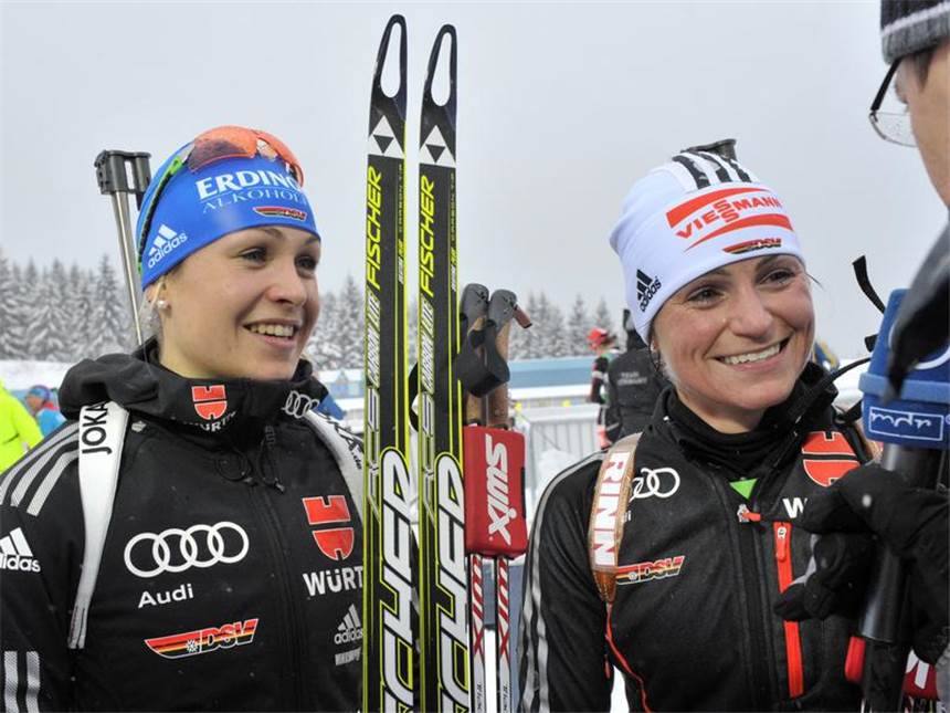 Die WM kann kommen: Neuner schon weltmeisterlich Siegerin Neuner (l) und ihre drittplatzierte Teamkollegin Andrea Henkel werden interviewt. Foto: Martin Schutt