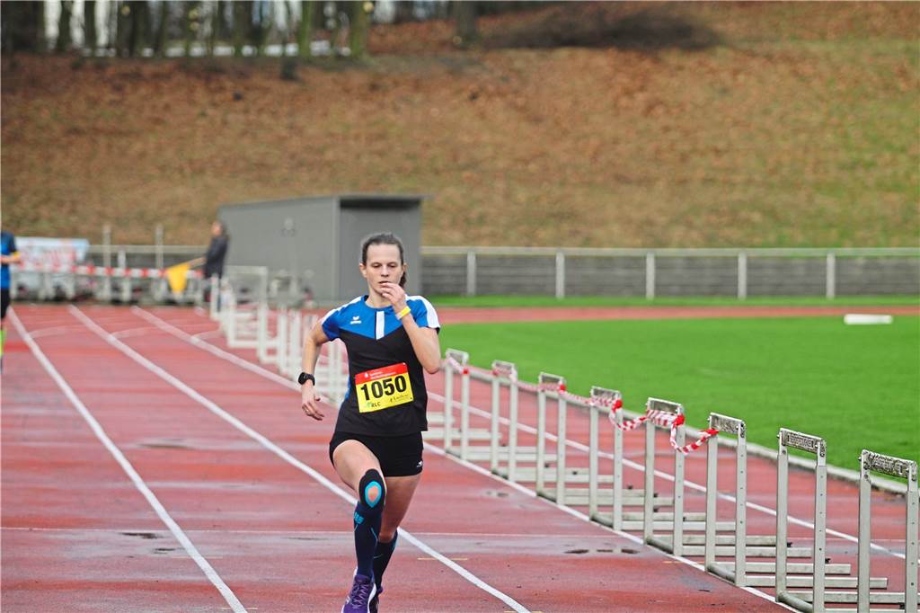 Doppelsieg beim Silvesterlauf - und jede Menge Spaß auf der Strecke Siegerin über zehn Kilometer: Hannah Engels vom HSV Bochum-Eppendorf.