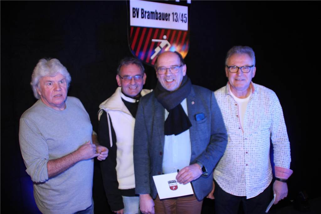 Siegfried Baecker (v.l.) , Jörg Bongartz und Werner Smuda vom BV Brambauer 13/45 freuten sich über den Besuch von Rainer Schmeltzer (SPD), der die Eröffnungsrede hielt.