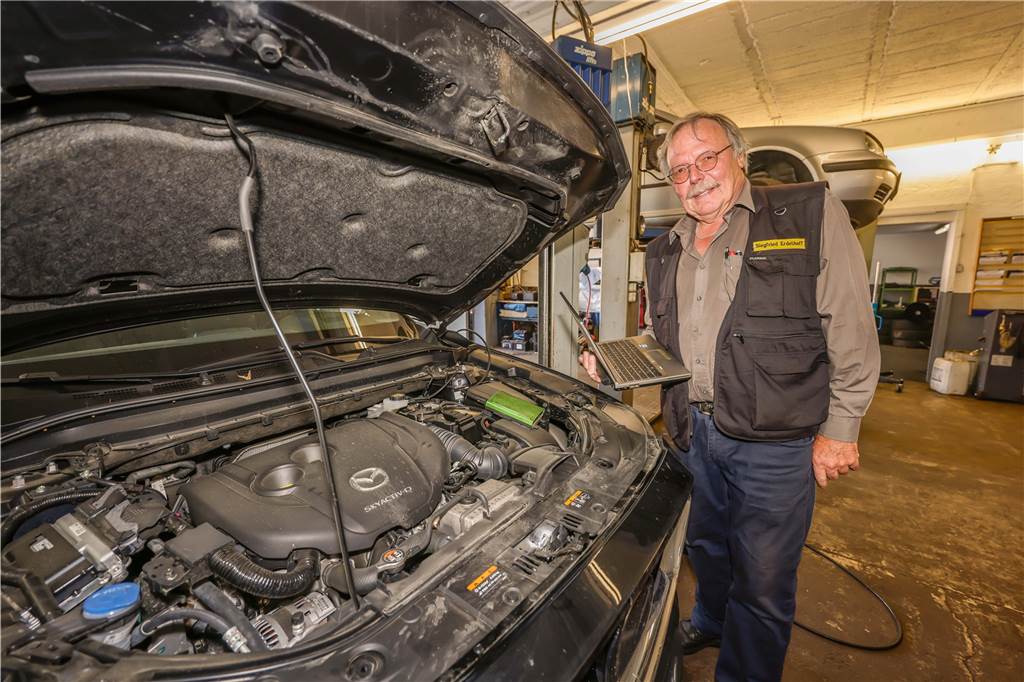 Anlieger der Querstraße sollen zahlen: „Unser Teilstück ist einwandfrei“ Siegfried Erdelhoff in seiner Werkstatt. Der Horstmarer bekam, wie seine Nachbarn auch, Post von der Stadt und soll einige tausend Euro Anliegerbeitrag für die Sanierung der Querstraße zahlen.
