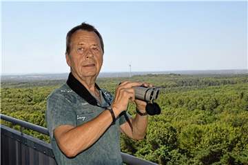 Siegfried Körner (72) arbeitet auf dem Feuerwachturm in der Haard bei Flaesheim.