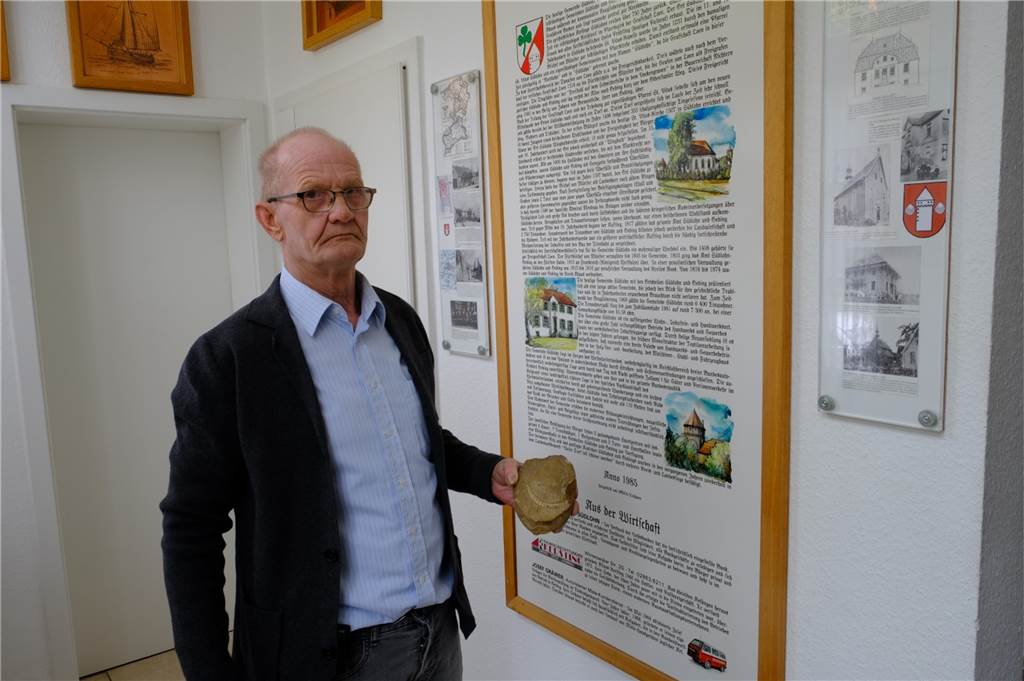 Meile durch Oeding rund um den Mai hat viel Glück mit dem Wetter Siegfried Osterholt vom Heimatverein Oeding mit der Jacobsmuschel in der Hand.