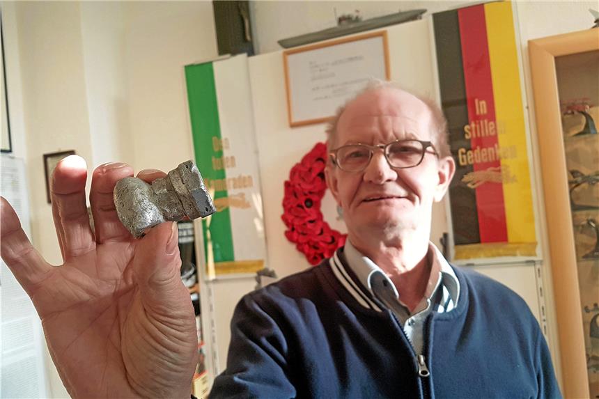 Archäologen lehnen Bergung von Weltkriegsflugzeug ab Siegfried Osterholt vom Oedinger Heimatverein mit der Hydraulik-Verschraubung der abgestürzten Messerschmitt. Im Heimathaus hat der Verein einen Gedenkraum für die Gefallenen des Zweiten Weltkriegs eingerichtet.