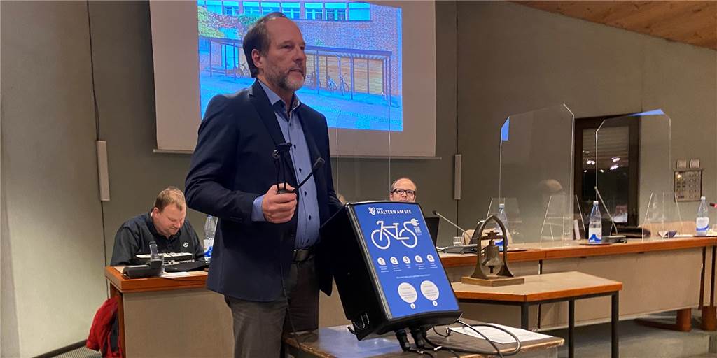 Kostenlos aufladen: Haltern bekommt 20 neue E-Bike-Ladestationen Baudezernent Siegfried Schweigmann stellt im Mobilitätsausschuss der Stadt Haltern eine neue Ladestation für E-Bikes vor.