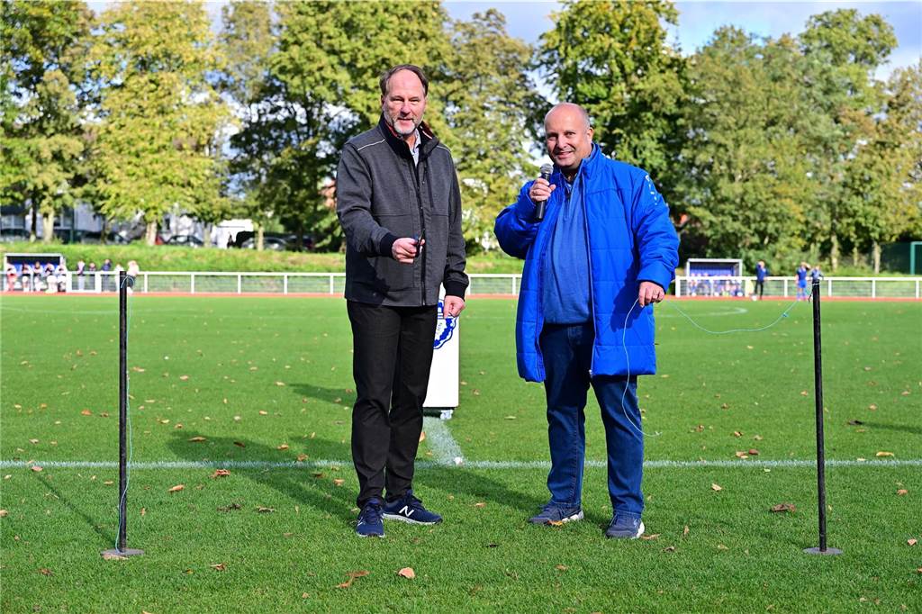 Siegfried Schweigmann (l.) von der Stadt Haltern weihte gemeinsam mit dem ETuS-Vorsitzenden Jörg Haller den neuen Rasenplatz ein.