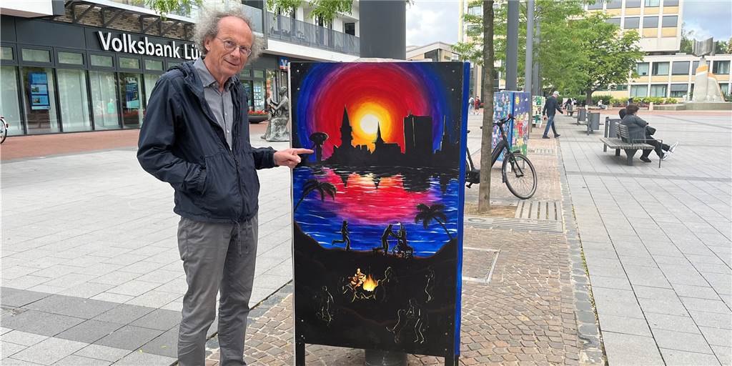 „Wie Kinder ihre Heimat wahrnehmen“: Lüner Marktplatz wird zum Kunstmuseum Siegfried Störmer vor einem der vielen Kunstwerke aus Kinderhand.