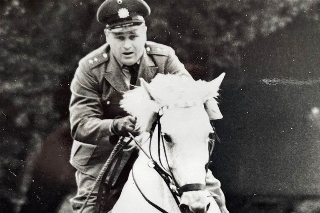 „Bloß keine Widerworte, dann klappt’s“: Anita und Siegfried Woit sind seit 70 Jahren verheiratet Siegfried Woit in Aktion: Der Berghofer gehörte über 30 Jahre der Reiterstaffel der Polizei an.
