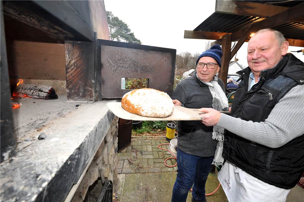 Im Kleingarten gab es Weihnachten wie in der Kindheit Siegfried Ziesmann (r.) und Uwe Kielbasiewicz backen die beliebten Weihnachtsbrote auf dem Weihnachtsmarkt beim KGV Ickern-Ost