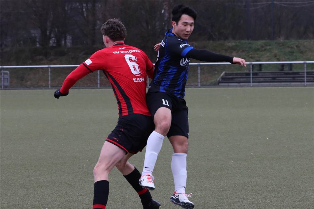 Königsborner Sieg: Zwei Keeper spielen - der dritte ist im Vaterglück Siegtorschütze Christopher Simon (rechts) im Zweikampf.