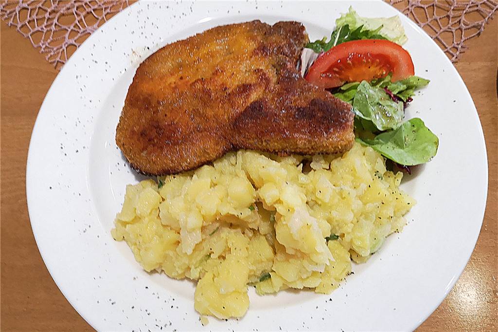 Im Il Caffé begrüßt der Chef seine Gäste selbst Sieht auch lecker aus: Kotelett mit schwäbischem Kartoffelsalat.