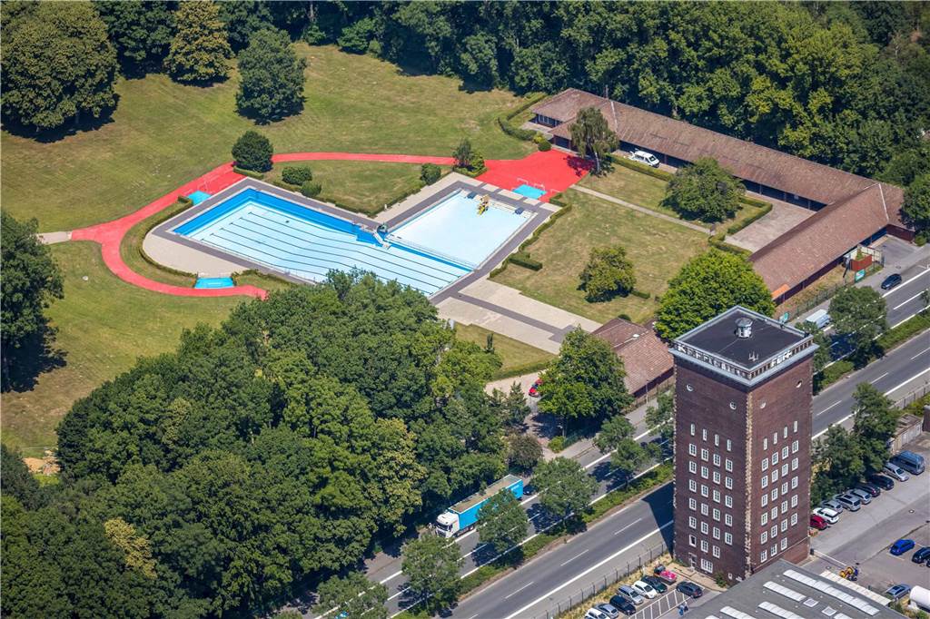 Dortmund lässt seine Schwimmbäder verkommen - aus Absicht? Sieht aus der Luft schön aus, die Gebäude aber sind alt und sanierungsbedürftig: das Freibad Stockheide am Hoeschpark.