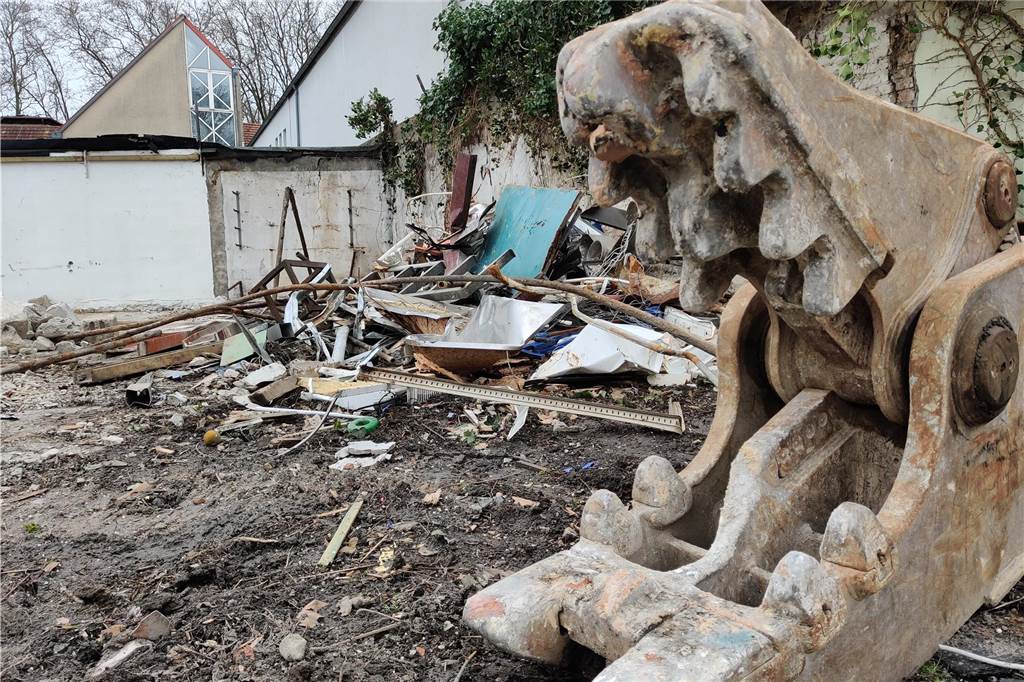 Das alte Marcel-Callo-Haus ist Geschichte: Baracken sind gefallen Sieht aus wie das Maul eines Krokodils: Der Abrissbagger hat zugebissen und das alte Marcel-Callo-Haus dem Erdboden gleich gemacht.