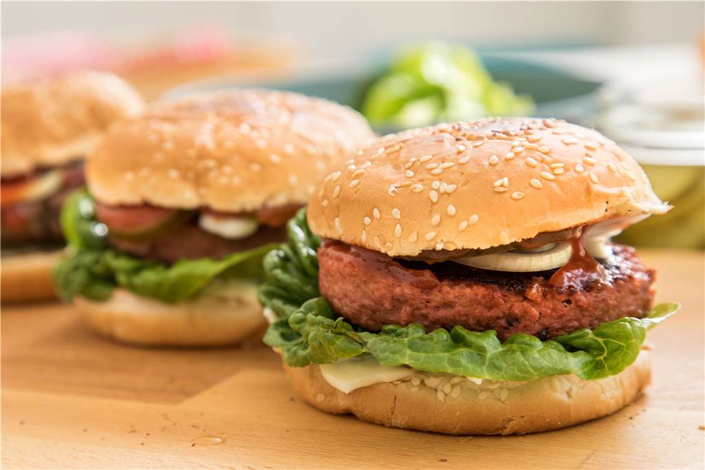 Vegetarisch und vegan: Wie gesund ist die Ernährungsumstellung? Sieht aus wie Fleisch, ist es aber nicht: Ersatzprodukte auf pflanzlicher Basis haben Konjunktur.
