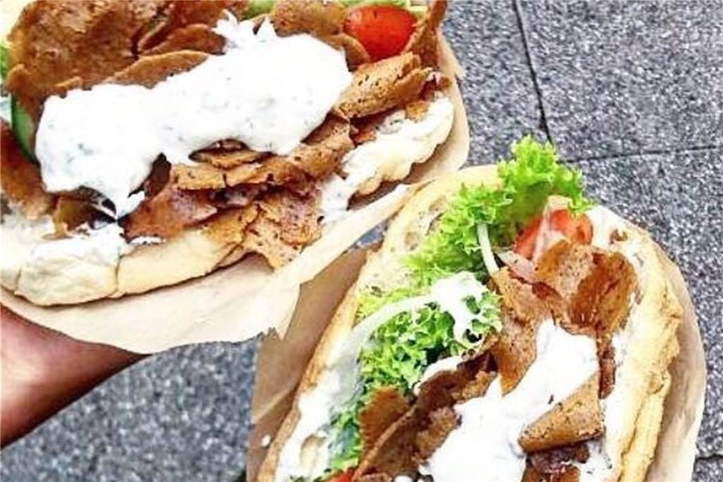 Veganes aus dem Anhänger: Nach Not-OP startet Castrop-Rauxeler Aktion Sieht aus wie Fleisch, ist es aber nicht. Mit veganen Köstlichkeiten ist Marcus Hoffmann bei Festivals, Hochzeiten und anderen Veranstaltungen unterwegs.