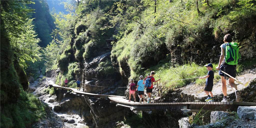 Berge oder Wasser? Beides! Meine Familie überquert erstmals die Alpen Sieht das toll aus? Ist es auch. Falls sie Papatastisch-Autor Thomas Raulf suchen: Er ist mit seiner Familie im Alpenraum unterwegs. Ein Besuch in der Tiroler Griesbachklamm (Bild) ist Pflicht. Und dieses Jahr kommt noch ein spontanes Abenteuer hinzu.