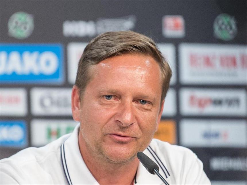 Sieht dem Pokalwochenende mit gemischten Gefühlen entgegen: 96-Manager Horst Heldt. Foto: Silas Stein