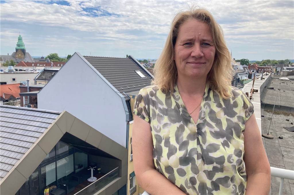 Höhere Preise, weniger Lohn: Benedikt Clement sorgt sich um seine Zukunft Eine Frau mit schulterlangen blonden Haaren steht auf einer Dachterrasse in Recklinghausen.