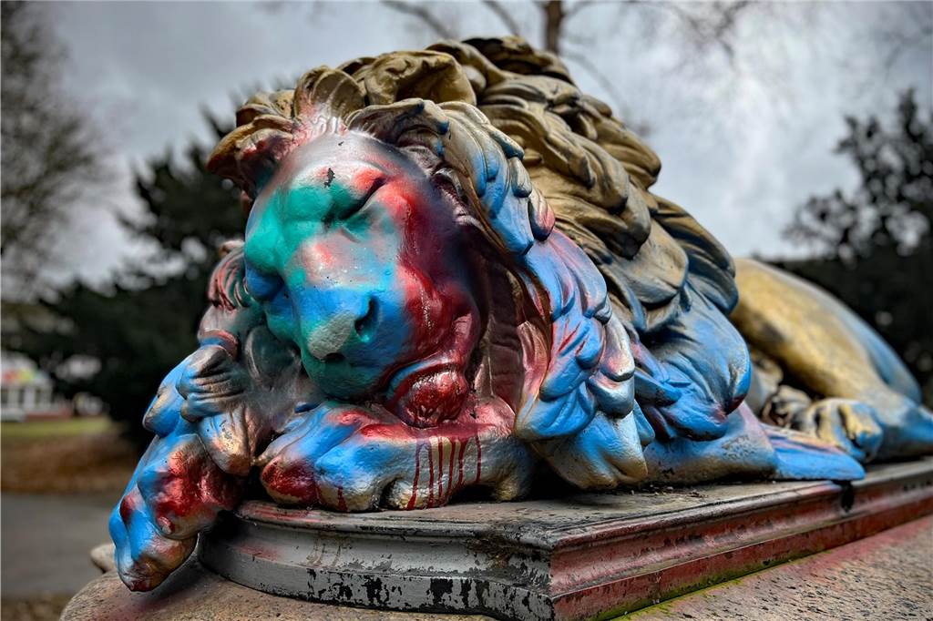 Idee: Westpark-Löwe könnte auf Hauptfriedhof stehen - doch dazu kommt es nicht Sieht eigentlich ganz nett aus, darf aber so nicht aussehen: der Regenbogen-Löwe im Westpark