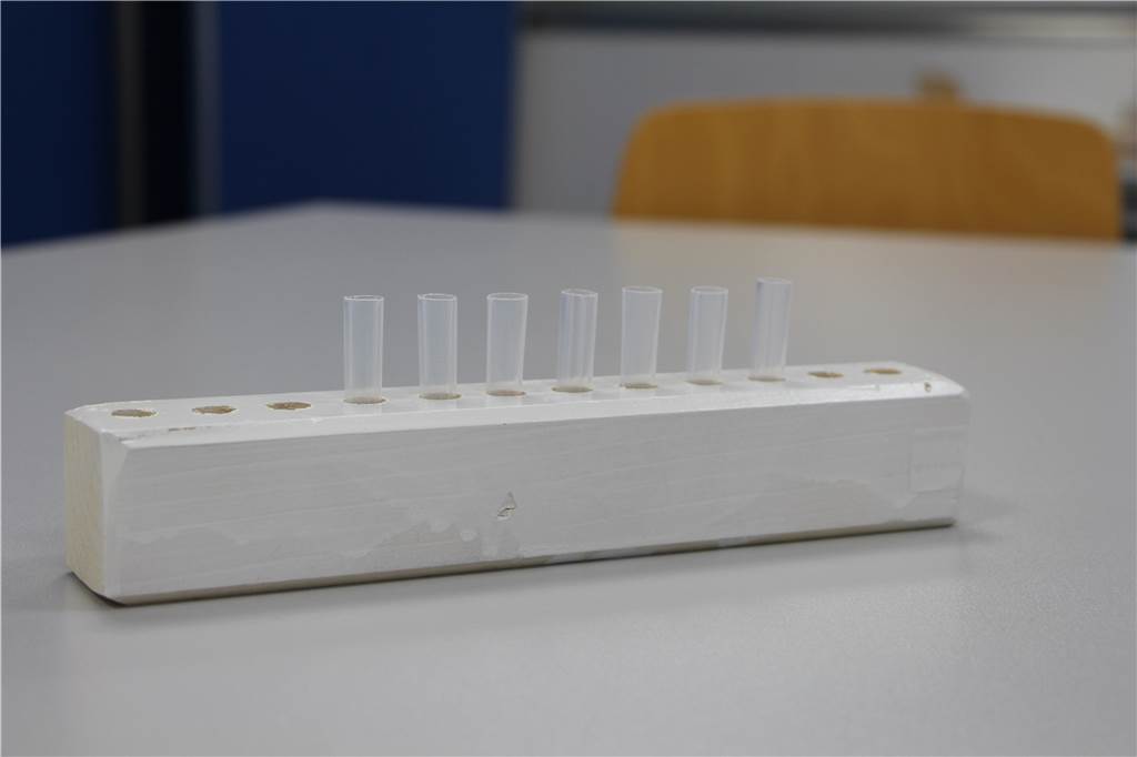 Schulleiter verrät Schnelltest-Trick: So geht’s noch schneller Sieht einfach aus, der Testverteiler aus Holz. Aber auf die Idee muss man erstmal kommen.