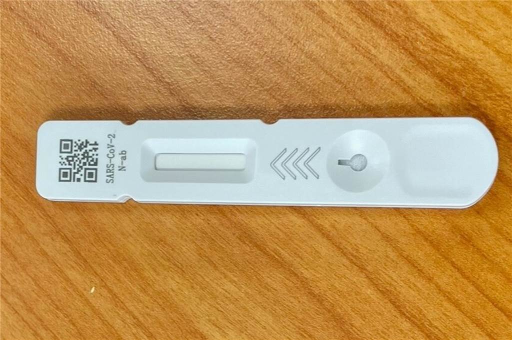 Sieht fast so aus wie einer der Teststreifen bei einem normalen Schnelltest. Nur hier wird ein Blutgemisch drauf geträufelt.