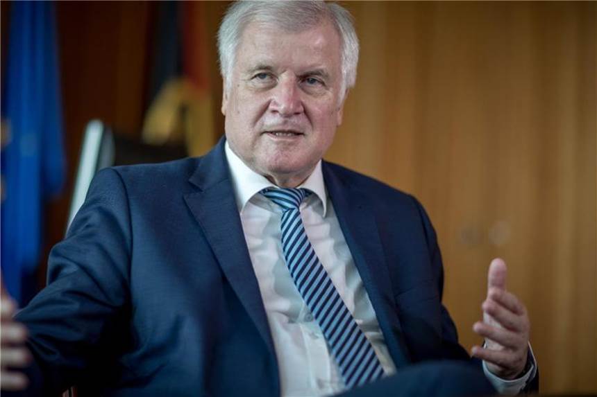 CSU-Chef Seehofer: GroKo arbeitet „störungsfrei“ Sieht keine Koalitionskrise: CSU-Chef und Innenminister Horst Seehofer. Foto: Michael Kappeler