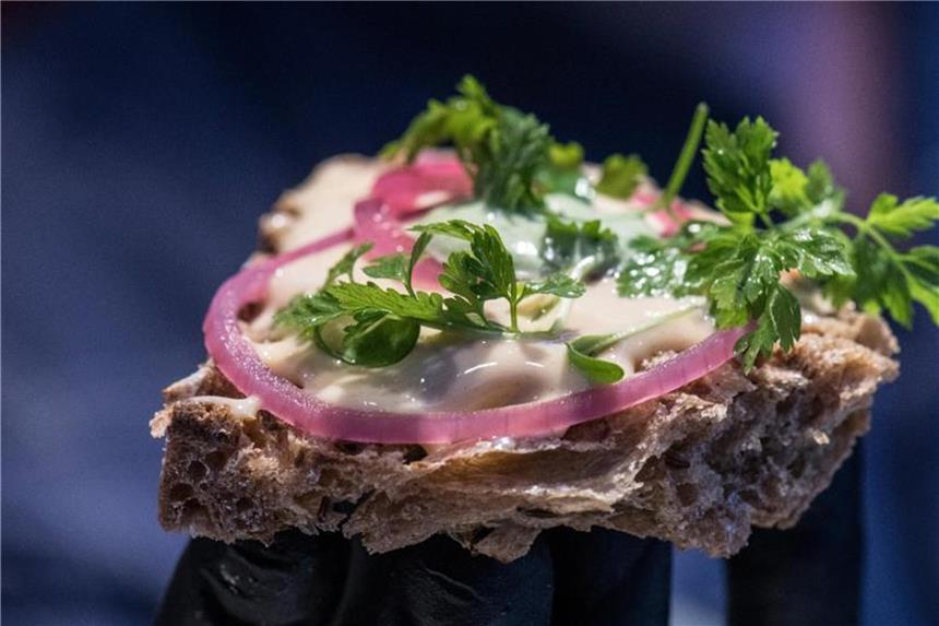 Restaurant lässt immer neue Köche an den Herd Sieht lecker aus: Handkäs auf Brot. Foto: Boris Roessler