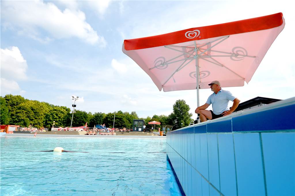 Rettungsschwimmer im Wasser: Zwei Beinahe-Unfälle im Aquahaus Sieht nach einem durchaus gemütlichen Arbeitsplatz aus: Sonne, Freibadluft, Urlaubsstimmung am Beckenrand. Jörg Mausolf hat aufgehört zu zählen wie oft er den folgenden Satz gehört hat: "So wie du arbeitest, möchte ich mal Urlaub machen." Die Sticheleien von Freunden und Bekannten hält er aus. "Der Job ist super", sagt er.