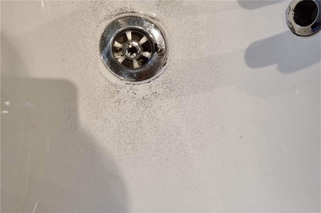 Braune Brühe und schwierige Kommunikation: Bürger-Ärger über Gelsenwasser Sieht nicht normal aus: Im Waschbecken von Timo Warych aus der Wannerbruchstraße lagern sich kleine Partikel ab.