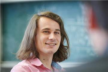 Sieht nicht unbedingt aus wie ein Mathe-Professor: Peter Scholze in seinem Büro im Hausdorff Center for Mathematics. Foto: Volker Lannert/Universität Bonn