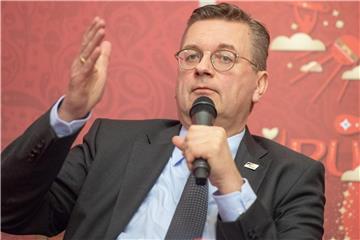Sieht Redebedarf im FIFA-Chef Gianni Infantino: DFB-Präsident Reinhard Grindel. Foto: Christophe Gateau