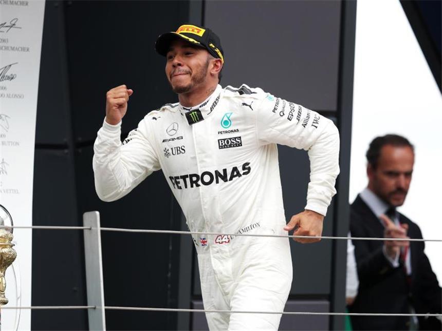Hamilton will bei Mercedes alt werden: "Leben einfacher" Sieht seine Zukunft weiter bei den Silberpfeilen: Mercedes-Pilot Lewis Hamilton. Foto: David Davies