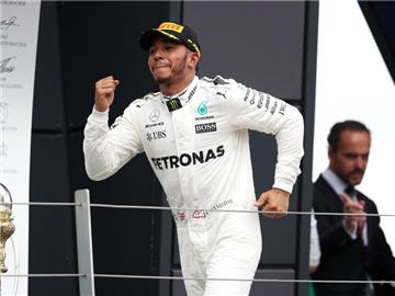 Sieht seine Zukunft weiter bei den Silberpfeilen: Mercedes-Pilot Lewis Hamilton. Foto: David Davies