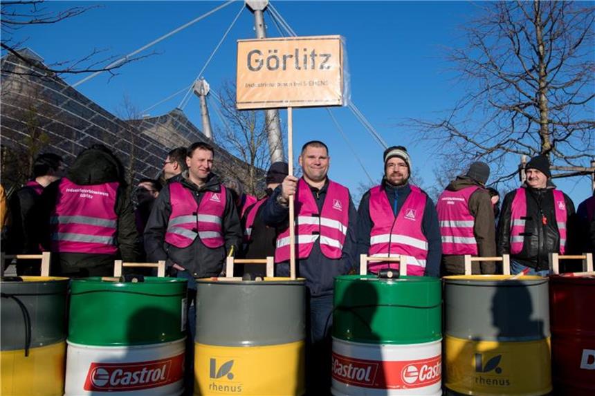 Siemens-Aktionäre warnen vor Radikalkur in Kraftwerkssparte Siemensmitarbeiter aus Görlitz demonstrieren vor Beginn der Hauptversammlung. Foto: Sven Hoppe