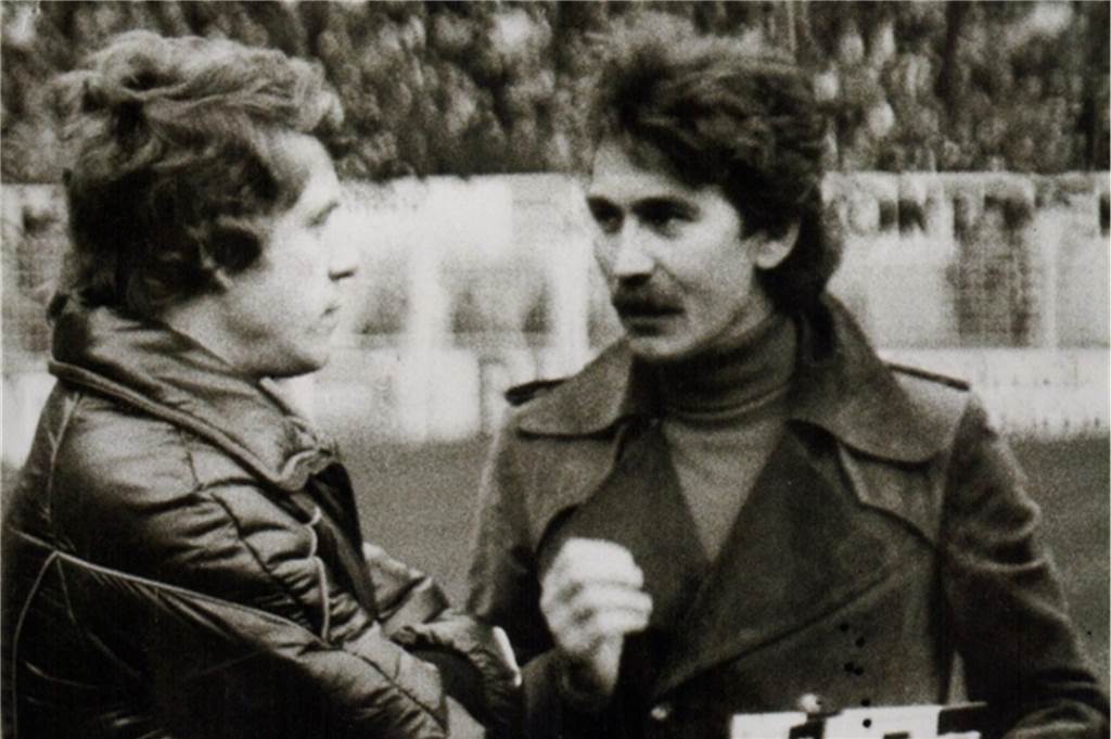 Wie „BVB-Botschafter“ Sigi Horrmann zu Jürgen Klopps persönlichem Glücksbringer wurde Sigi Horrmann im Zwiegespräch mit dem damaligen BVB-Trainer Otto Rehhagel.