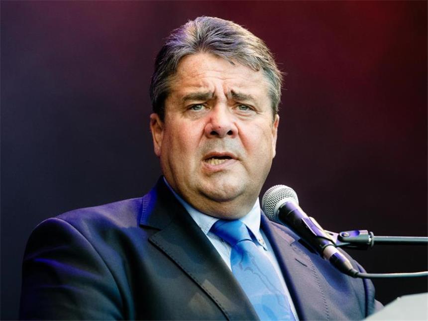 Ab 18.30 Uhr im Live-Stream: Leser fragen Sigmar Gabriel Sigmar Gabriel, hier am Samstag in Kiel, hatte ein «Bündnis aller progressiven Kräfte» gegen das Erstarken der Rechten gefordert. Foto: Markus Scholz
