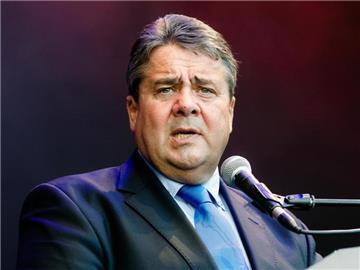 Sigmar Gabriel, hier am Samstag in Kiel, hatte ein «Bündnis aller progressiven Kräfte» gegen das Erstarken der Rechten gefordert. Foto: Markus Scholz