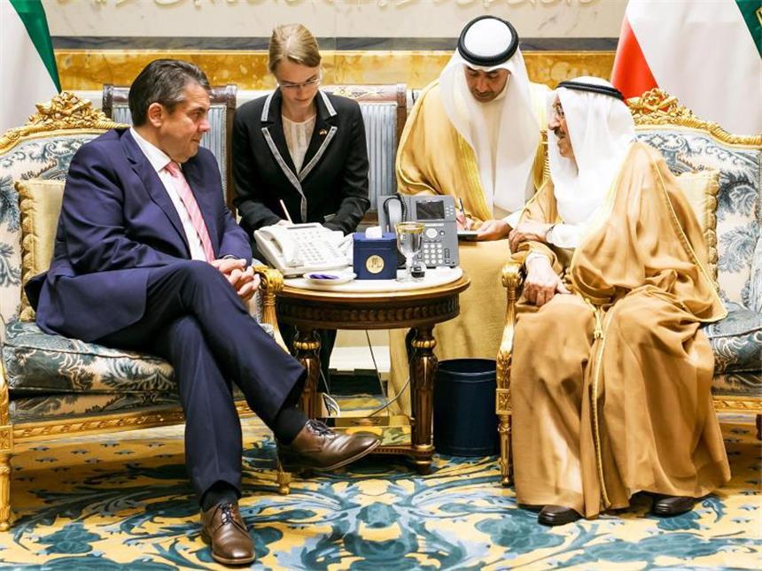 Arabische Staaten scheuen neue Sanktionen gegen Katar Sigmar Gabriel (l) bei einem Treffen mit dem Emir von Kuwait, Scheich Sabah, während seines Besuchs in Kuwait-Stadt (Kuwait). Foto: Michael Gottschalk