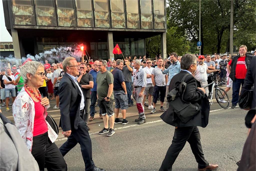 Sigmar Gabriel und andere Aufsichtsräte nach der Sitzung.