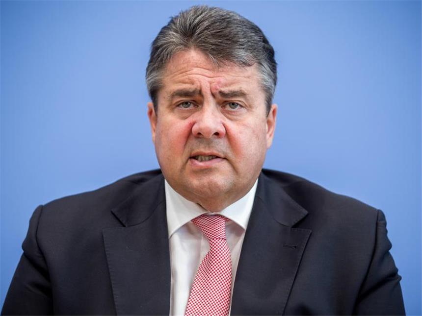 Außenminister Gabriel fordert Widerstand gegen Trump Sigmar Gabriel: "Wer dieser US-Politik nicht entgegentritt, macht sich mitschuldig". Foto: Michael Kappeler/Archiv